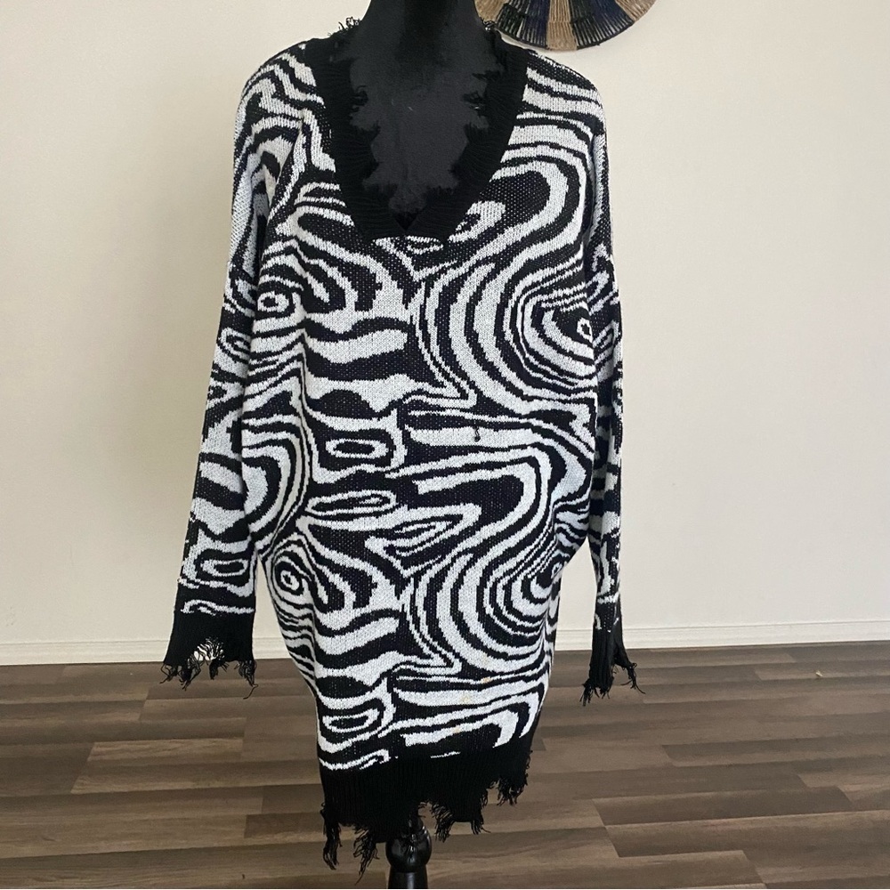 Mini Black and White Dress with Fringe and V-neck - Picture 2 of 9